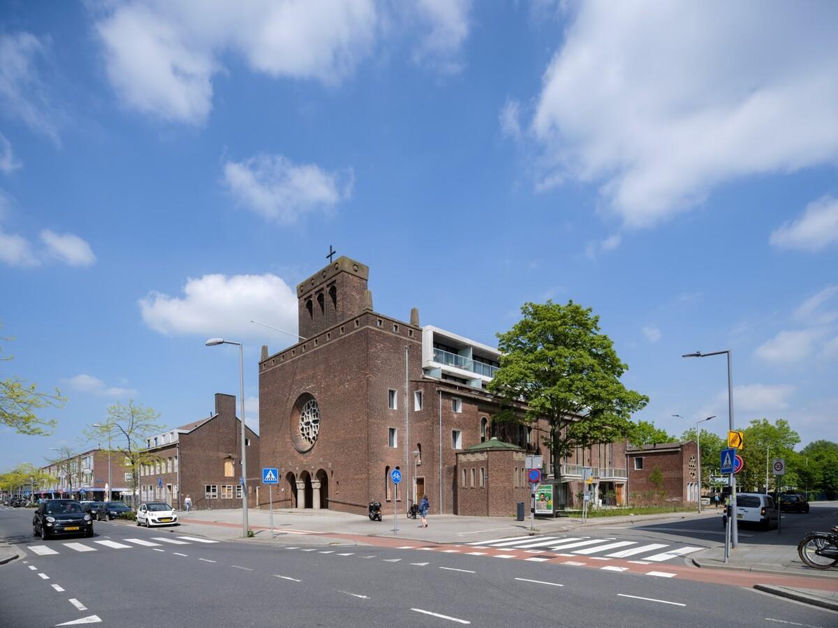 从教堂到公寓的更新改造 / HOYT Architecten