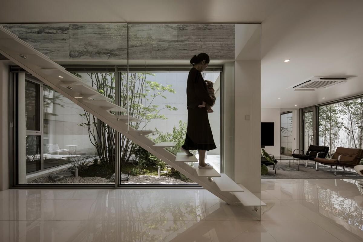 扭曲营造空间，金属立面住宅 / Archirie