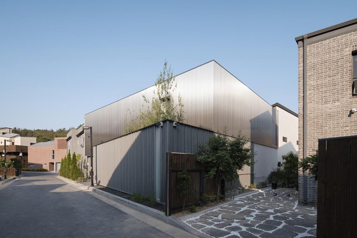 扭曲营造空间，金属立面住宅 / Archirie