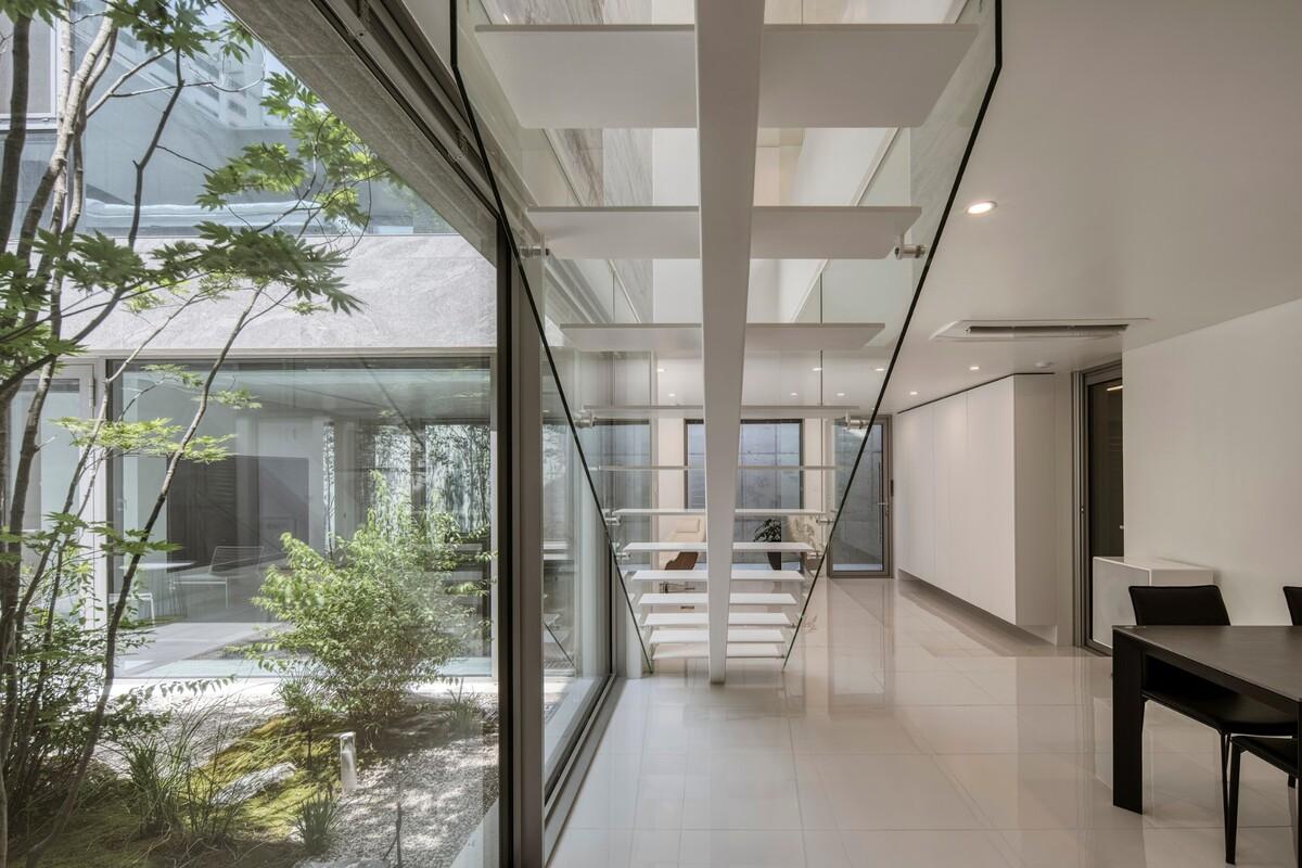 扭曲营造空间，金属立面住宅 / Archirie