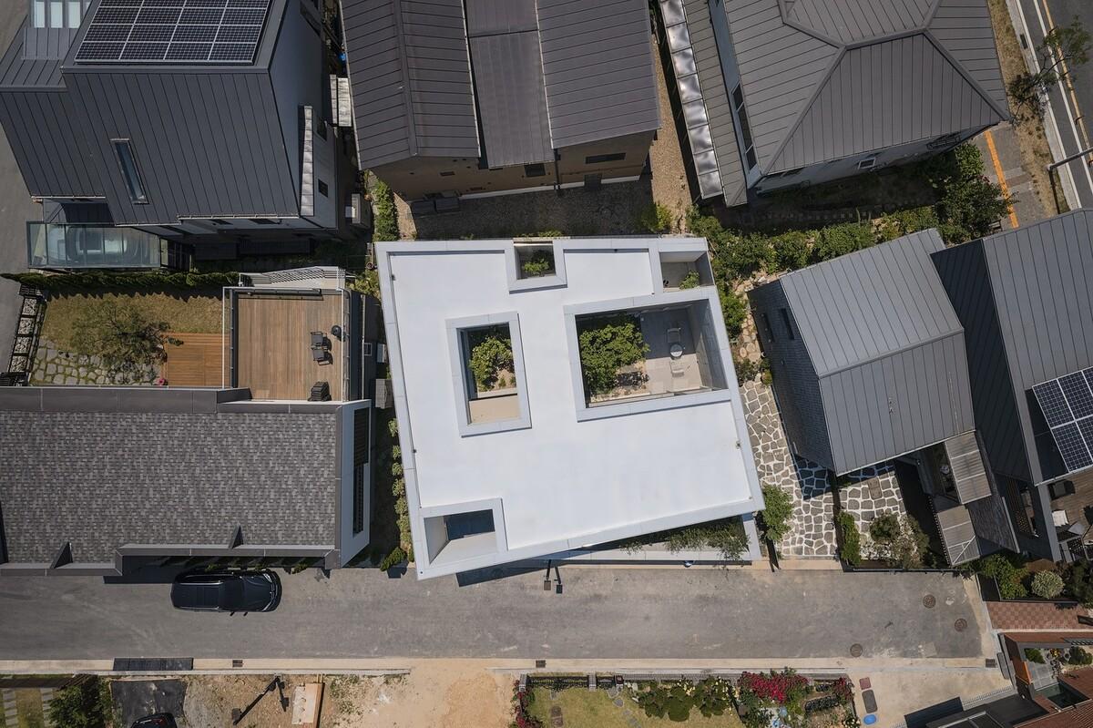 扭曲营造空间，金属立面住宅 / Archirie