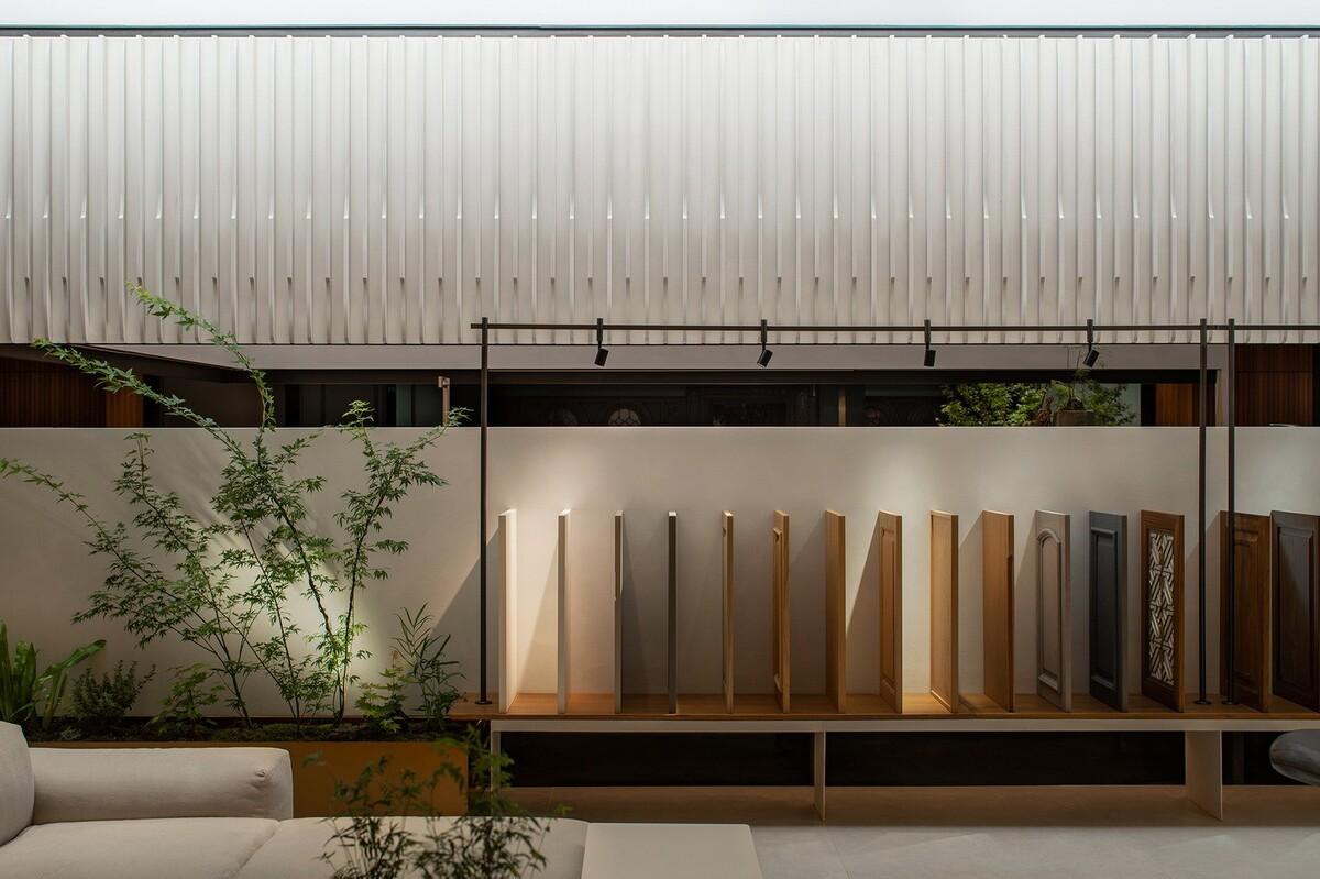 一种材料与当代建构的情绪平衡：本木展厅 / 蜂鸟设计