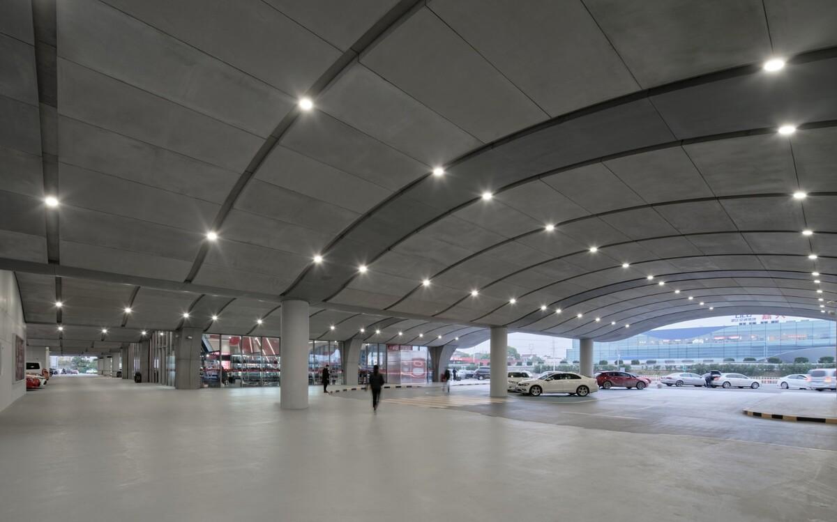 沪杭高速嘉兴服务区：公路上的综合体 / goa大象设计