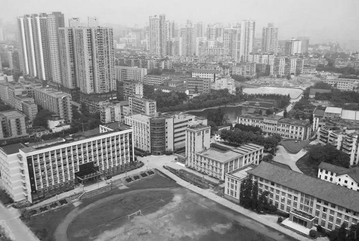 十年筑造，一座天街一座城：重庆龙湖时代天街E馆 / 成执设计