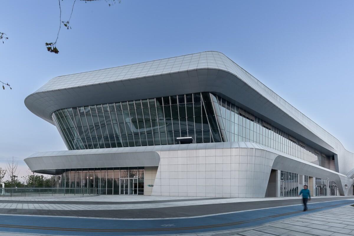 体育运动催化城市生活：桐乡市全民健身中心暨李宁体育园 / PTD柏涛设计