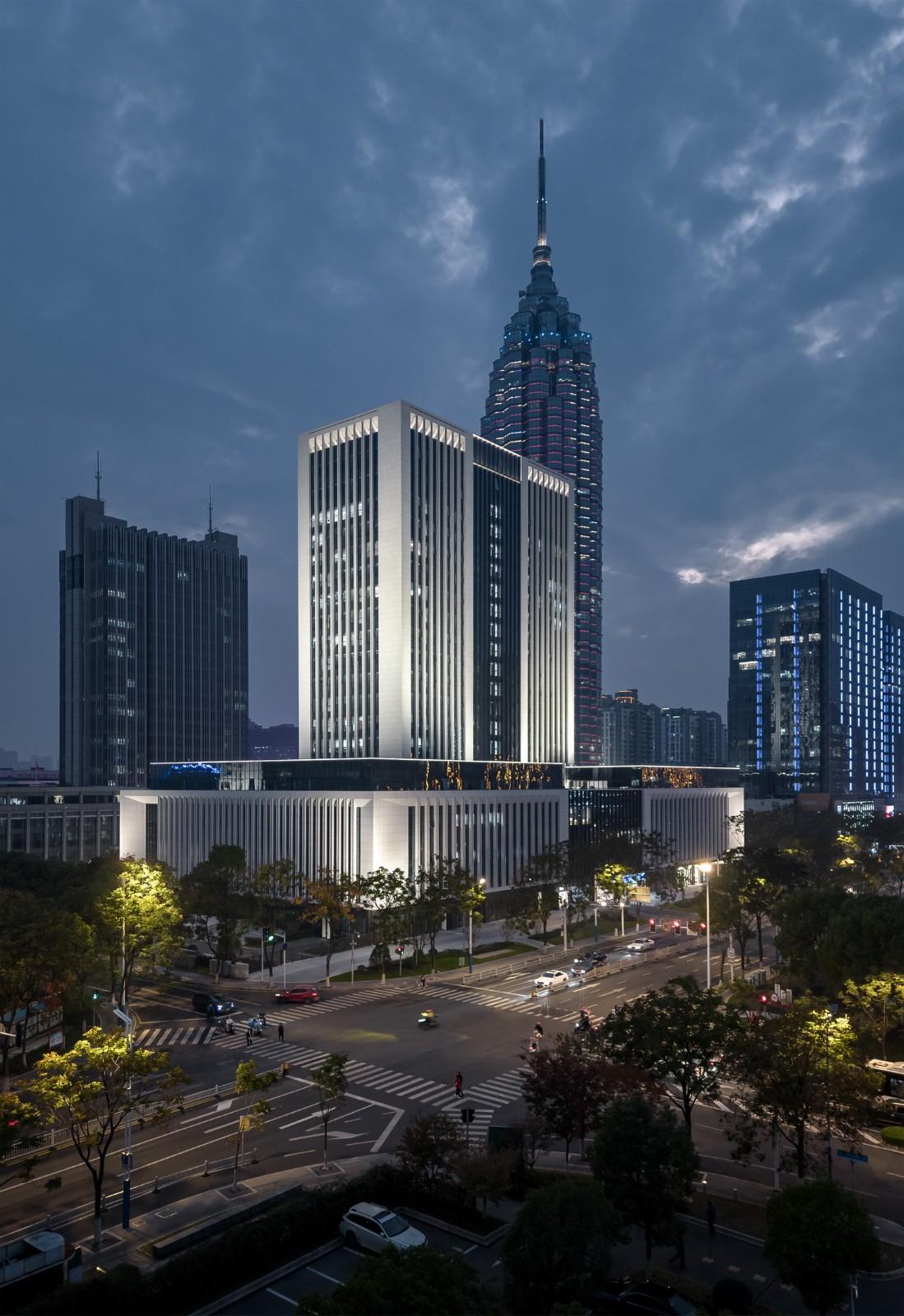 龙城中轴华彩篇章·龙锦大厦 / 简和建筑