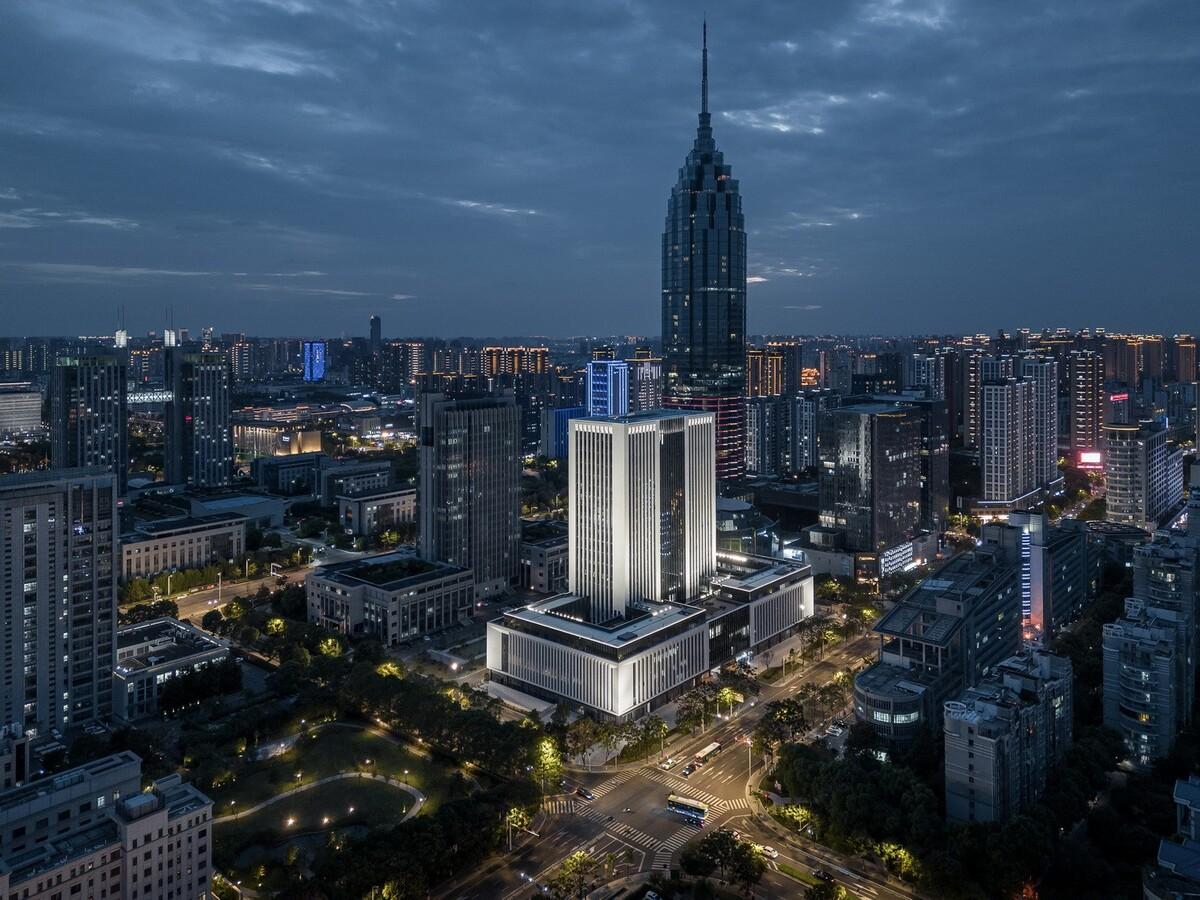 龙城中轴华彩篇章·龙锦大厦 / 简和建筑