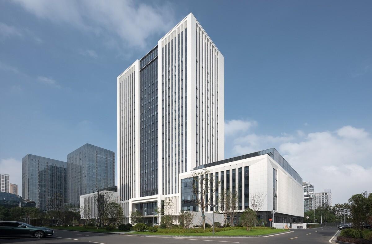 龙城中轴华彩篇章·龙锦大厦 / 简和建筑