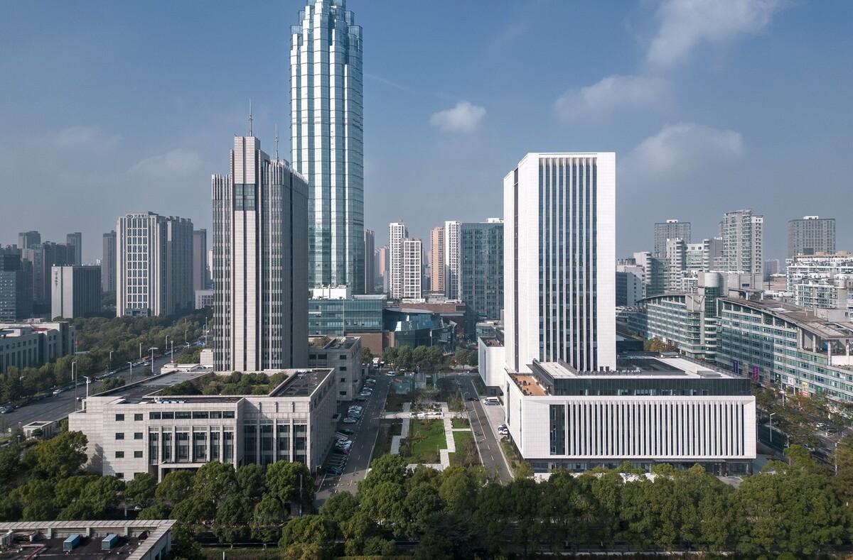 龙城中轴华彩篇章·龙锦大厦 / 简和建筑
