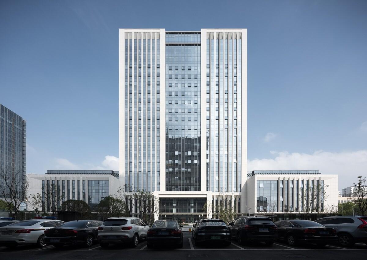 龙城中轴华彩篇章·龙锦大厦 / 简和建筑