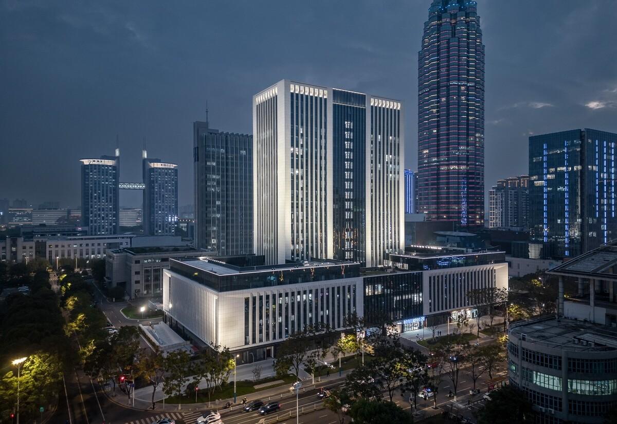 龙城中轴华彩篇章·龙锦大厦 / 简和建筑