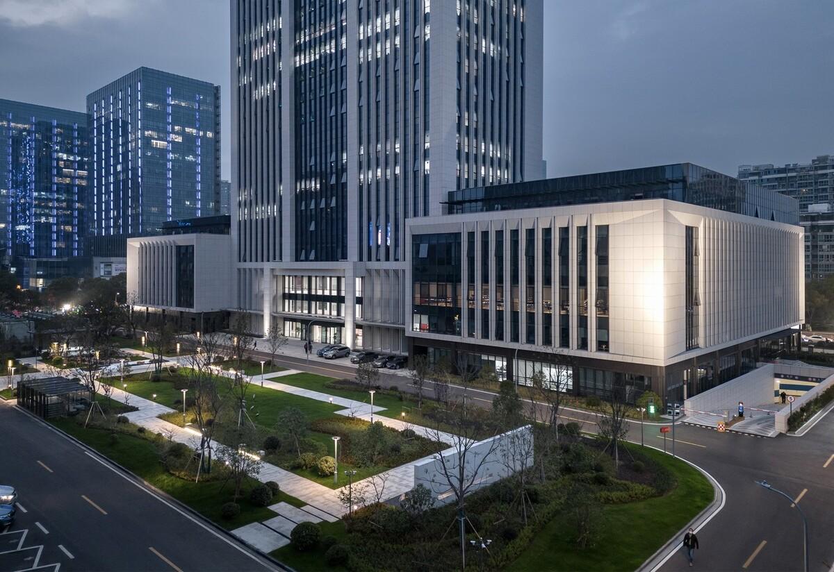 龙城中轴华彩篇章·龙锦大厦 / 简和建筑
