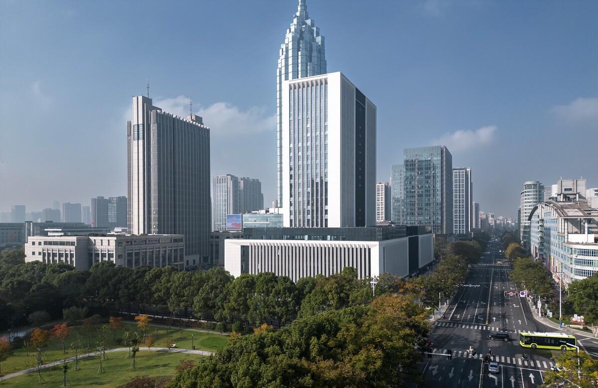 龙城中轴华彩篇章·龙锦大厦 / 简和建筑