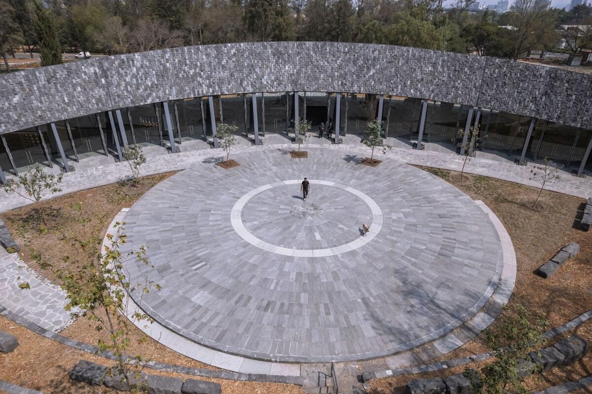 覆盖在大地上，查普尔特佩克环境文化中心 / ERREqERRE Arquitectura y Urbanismo + Taller ID
