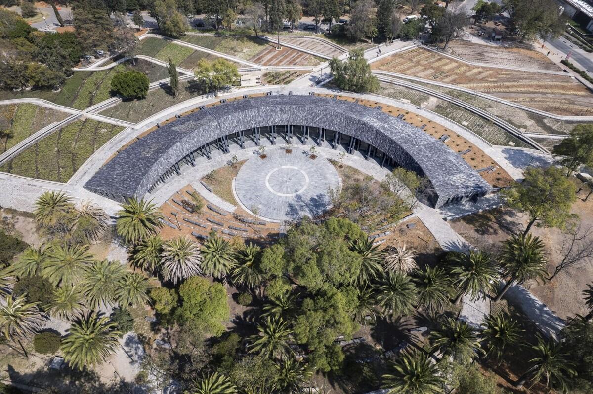 覆盖在大地上，查普尔特佩克环境文化中心 / ERREqERRE Arquitectura y Urbanismo + Taller ID