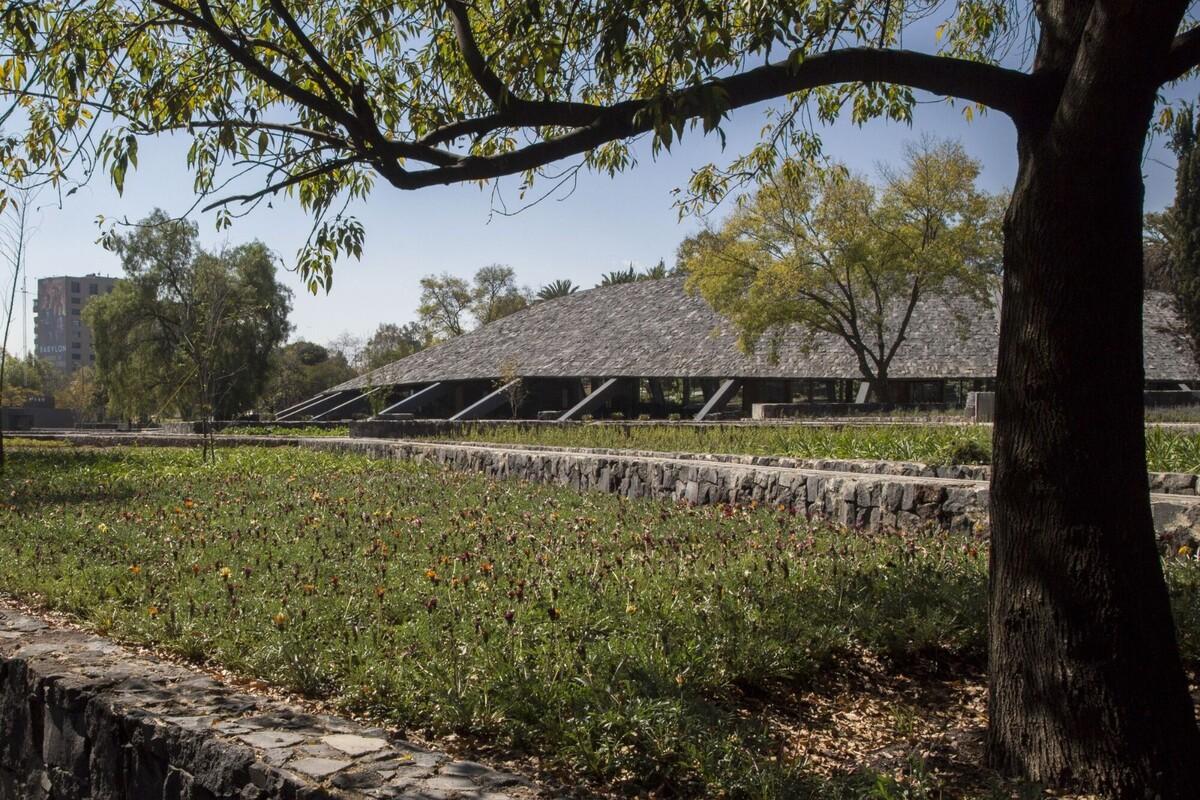 覆盖在大地上，查普尔特佩克环境文化中心 / ERREqERRE Arquitectura y Urbanismo + Taller ID