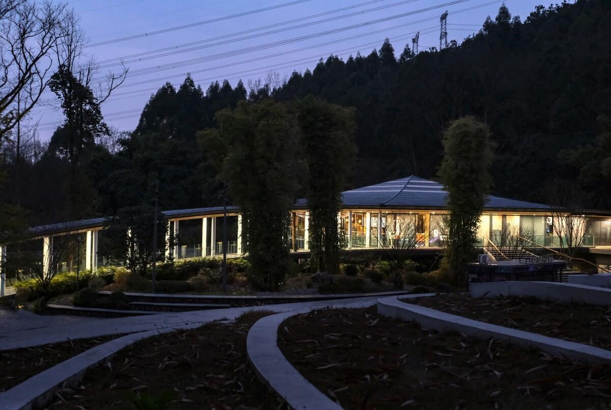 竹文化的意象解读：崇州·竹艺村游客中心 / 小隐建筑