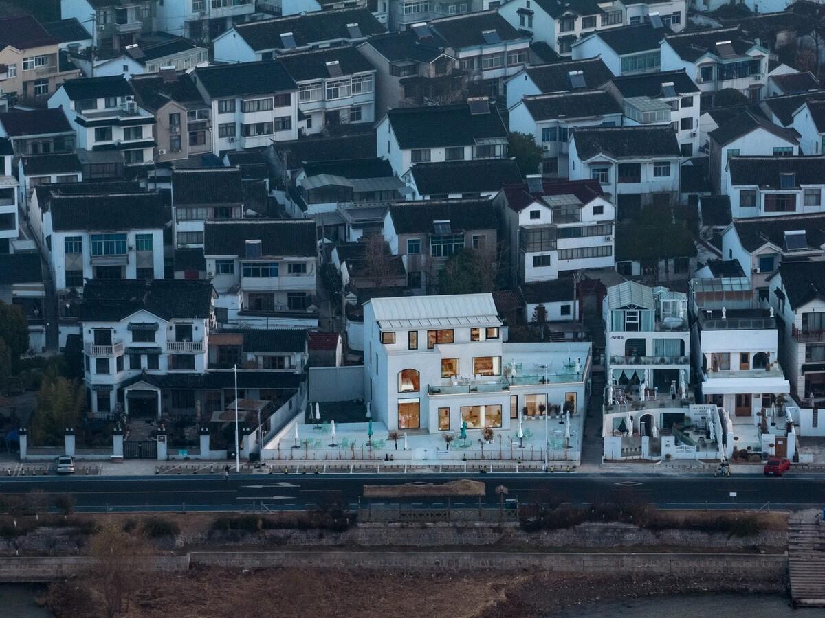 环湖公路边的度假餐吧 / 平介设计