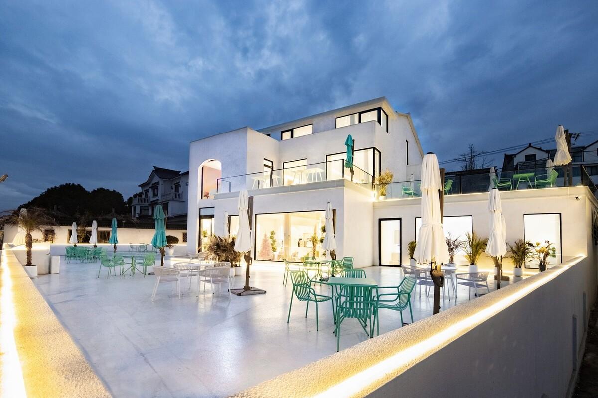 环湖公路边的度假餐吧 / 平介设计