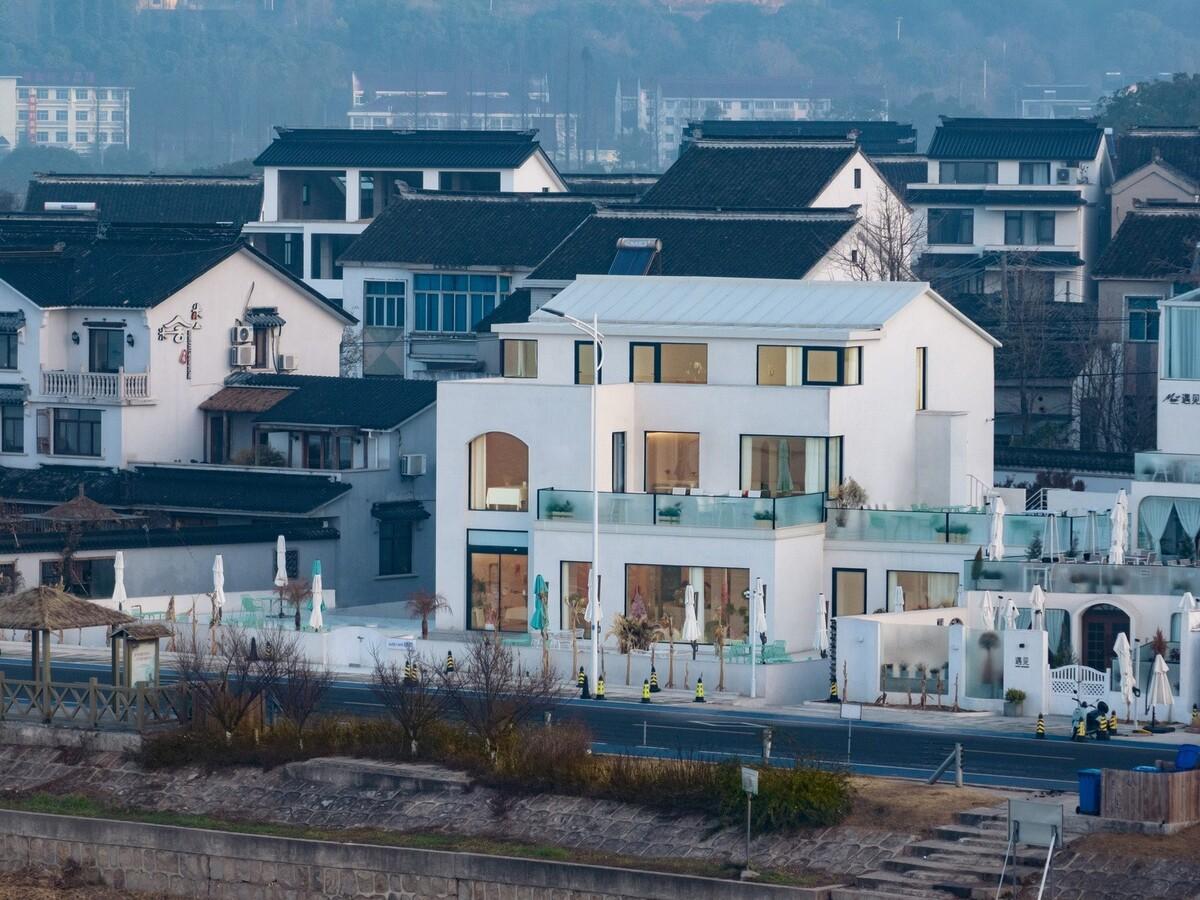 环湖公路边的度假餐吧 / 平介设计
