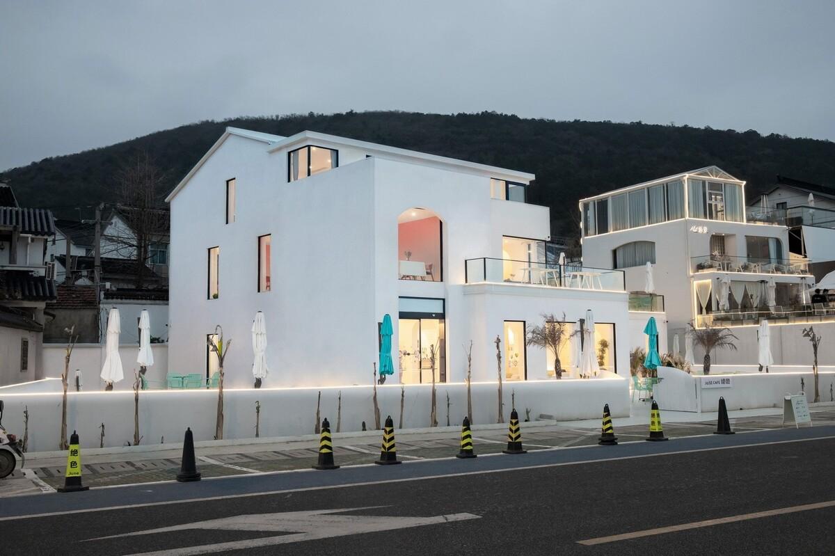 环湖公路边的度假餐吧 / 平介设计