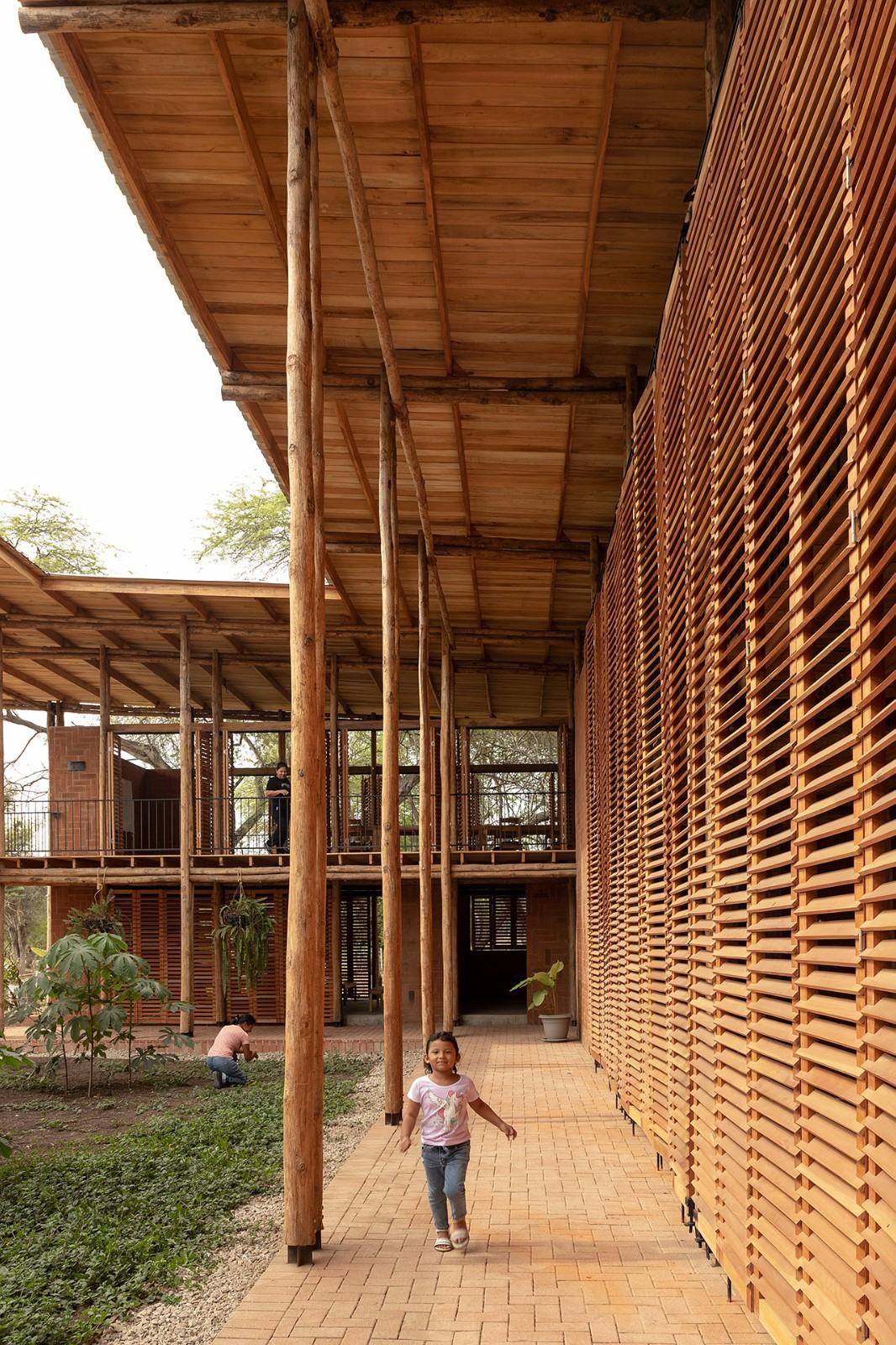织工社区生产力发展中心 / Natura Futura Arquitectura + Juan Carlos Bamba