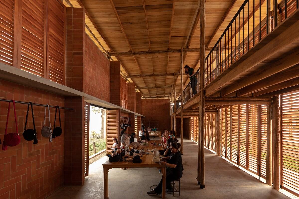 织工社区生产力发展中心 / Natura Futura Arquitectura + Juan Carlos Bamba