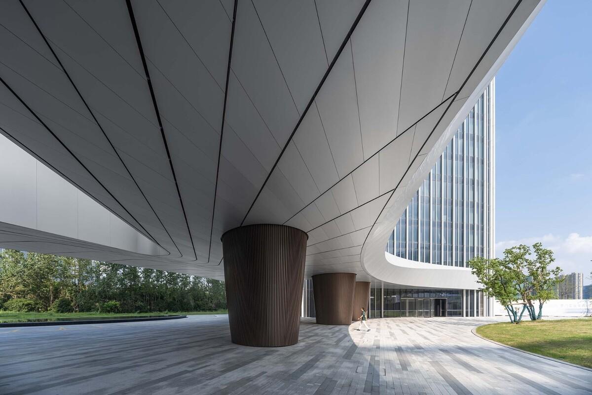 钱江潮涌：杭州世茂智慧之门超高层城市综合体 / 姜平工作室