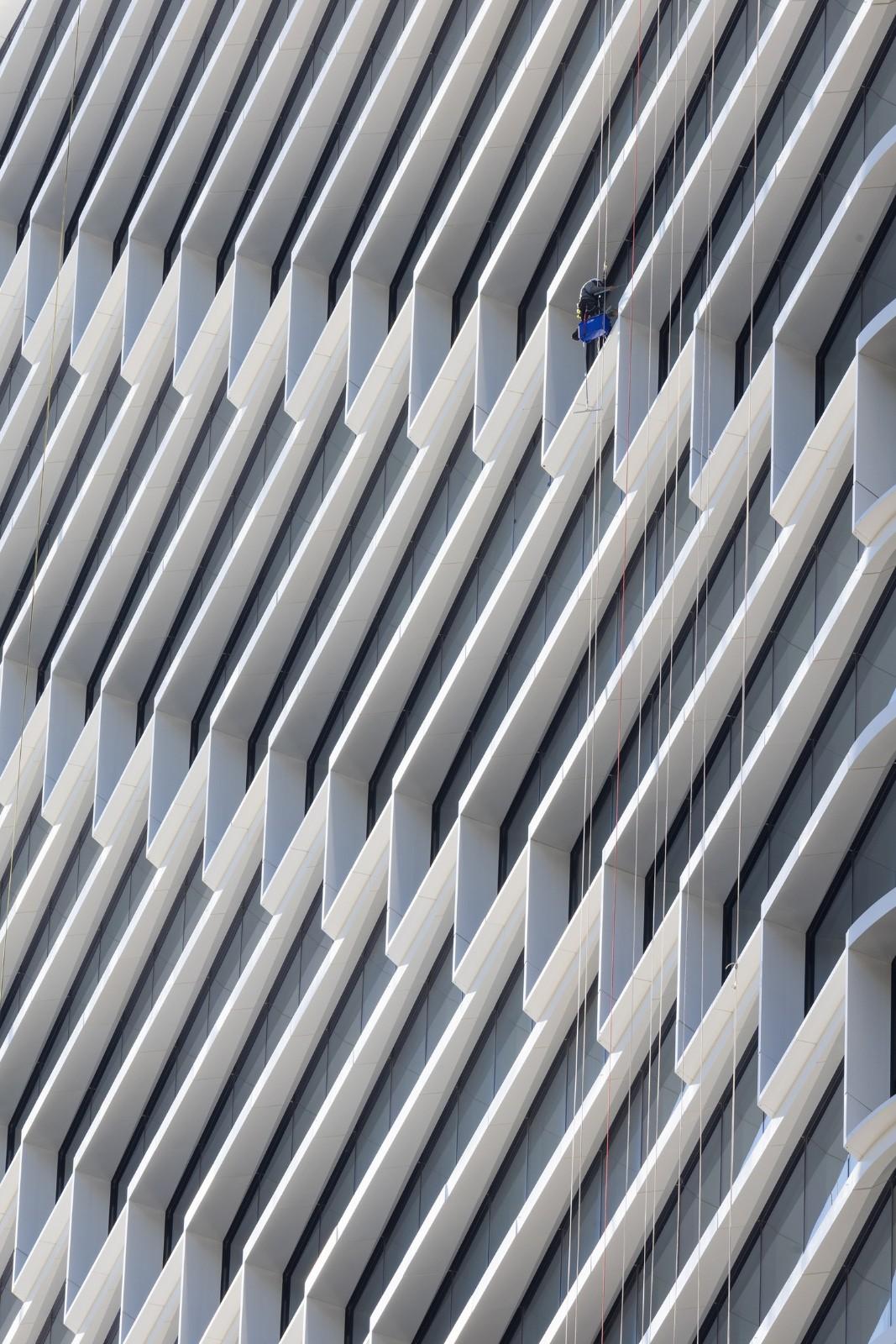 首个塔楼改造 Quay Quarter，‘嫁接’新楼板 / 3XN