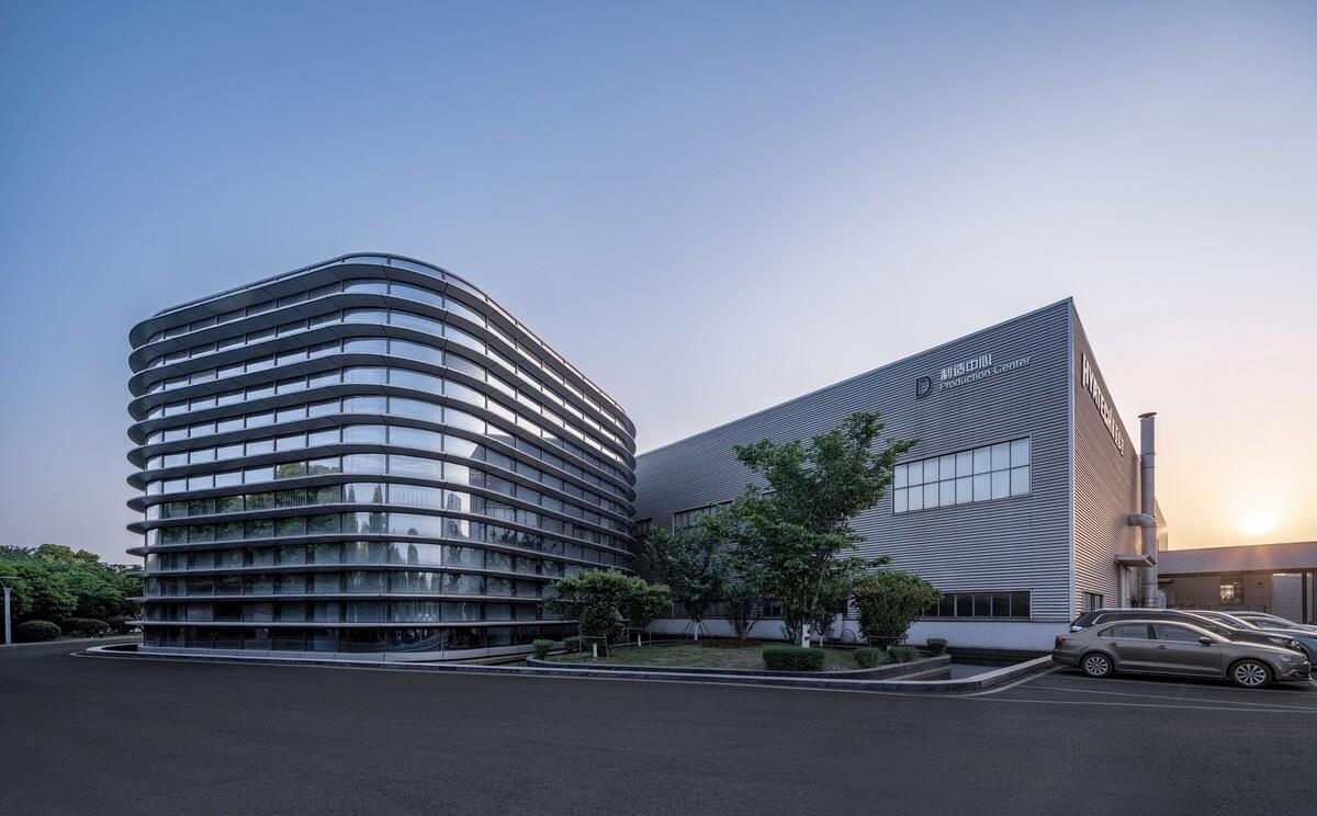苏南民营企业发展的建筑样本：航亚科技总部办公楼  / 米丈建筑