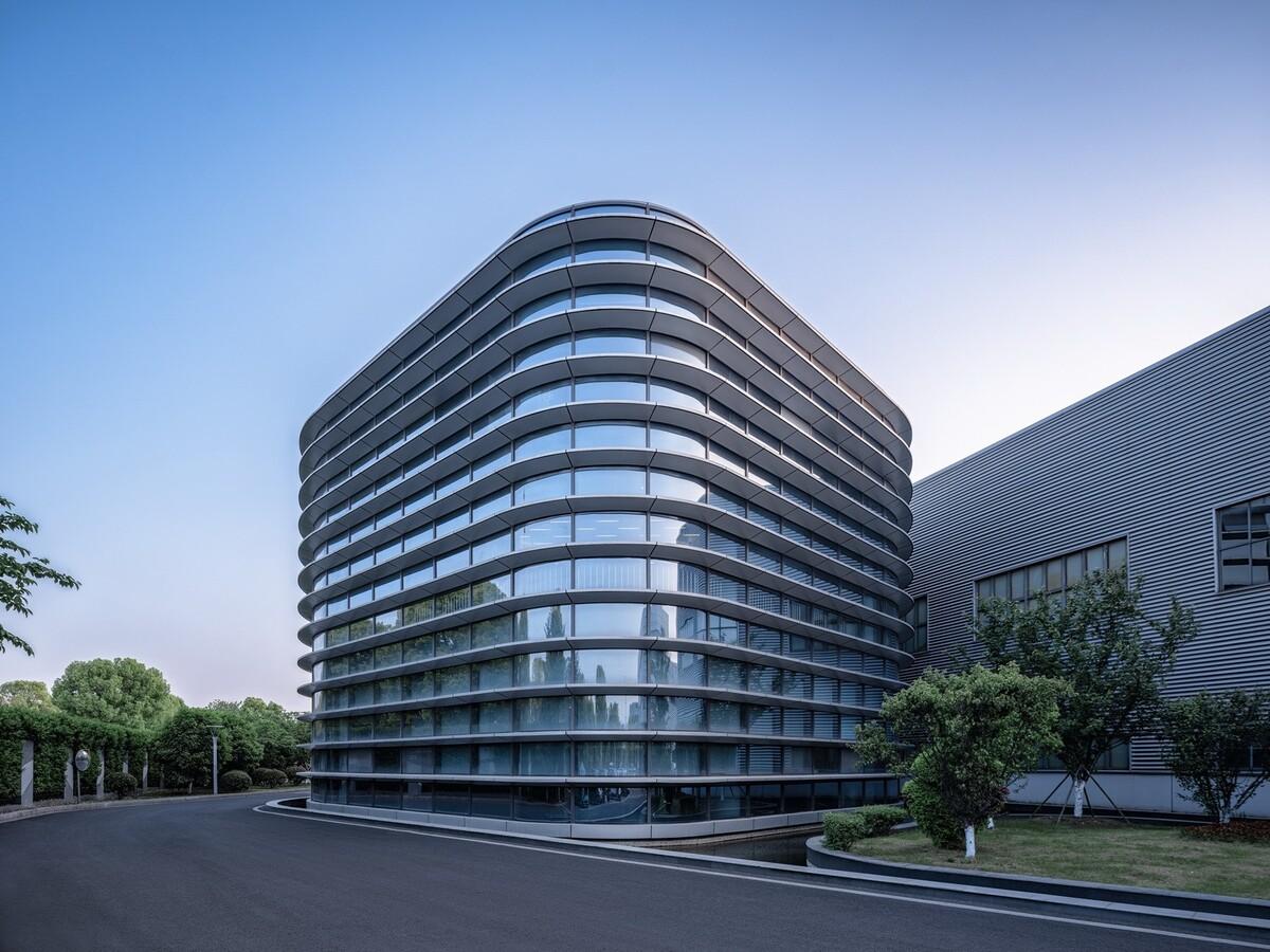 苏南民营企业发展的建筑样本：航亚科技总部办公楼  / 米丈建筑