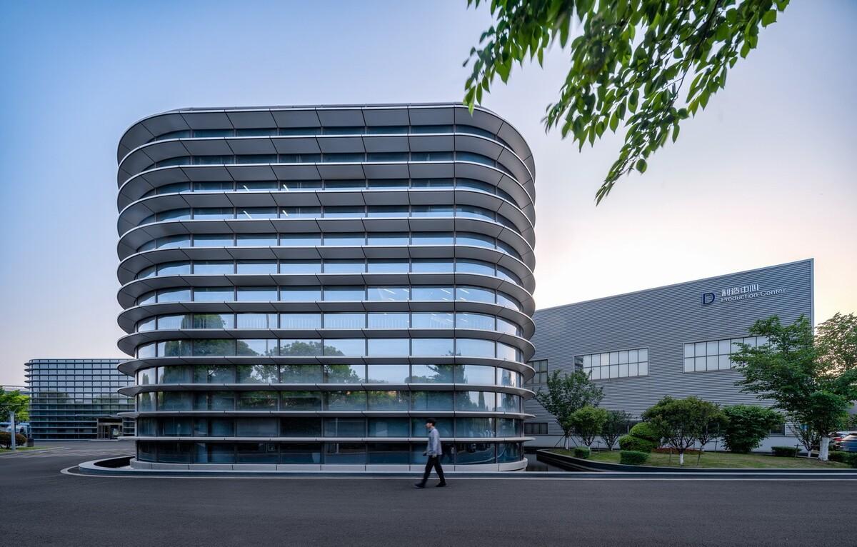 苏南民营企业发展的建筑样本：航亚科技总部办公楼  / 米丈建筑