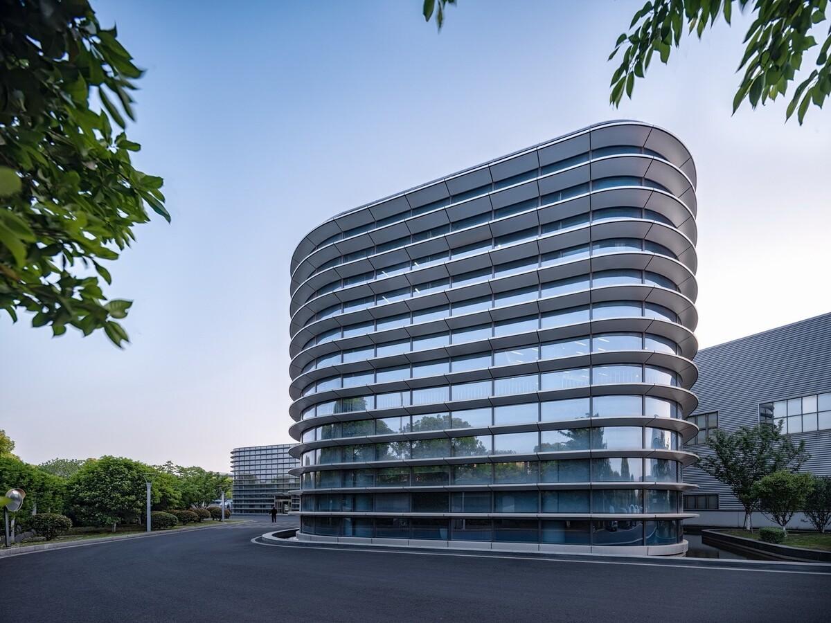苏南民营企业发展的建筑样本：航亚科技总部办公楼  / 米丈建筑