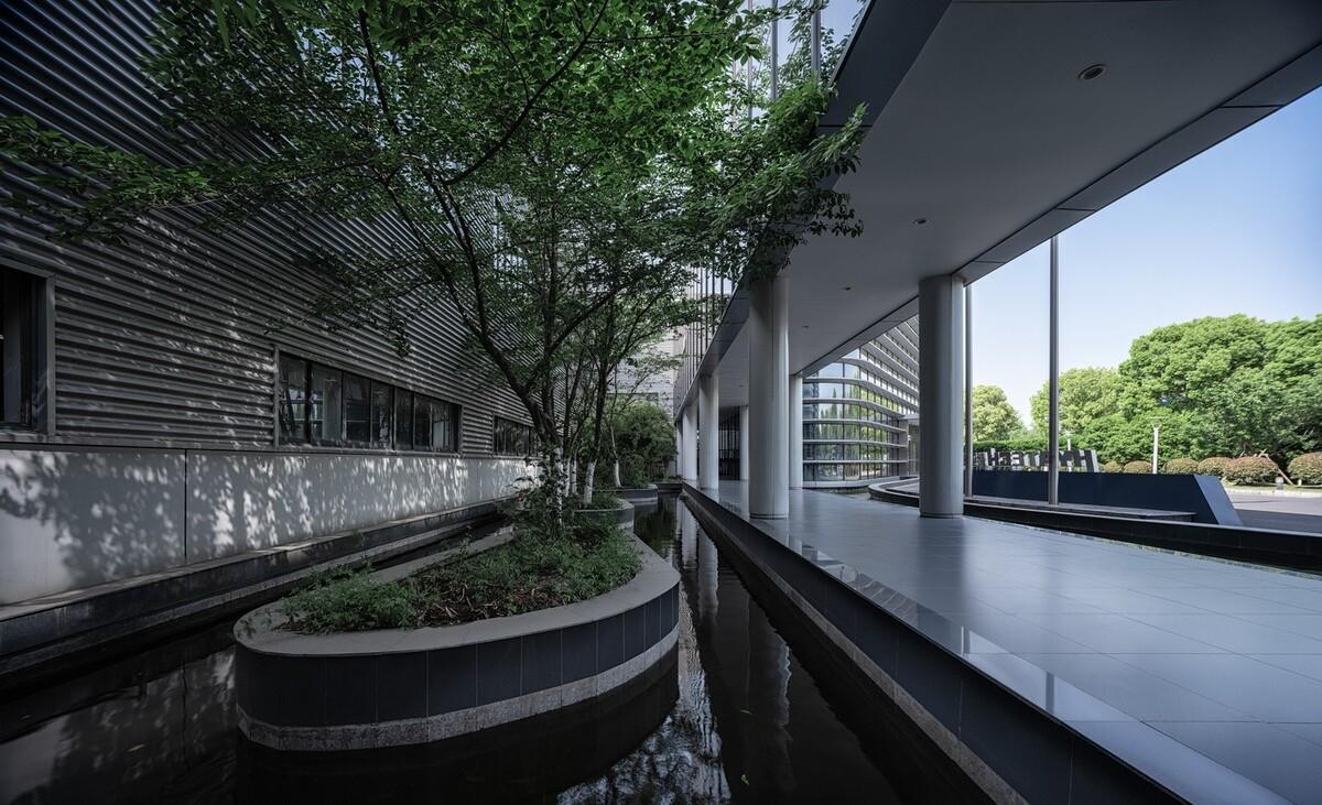 苏南民营企业发展的建筑样本：航亚科技总部办公楼  / 米丈建筑