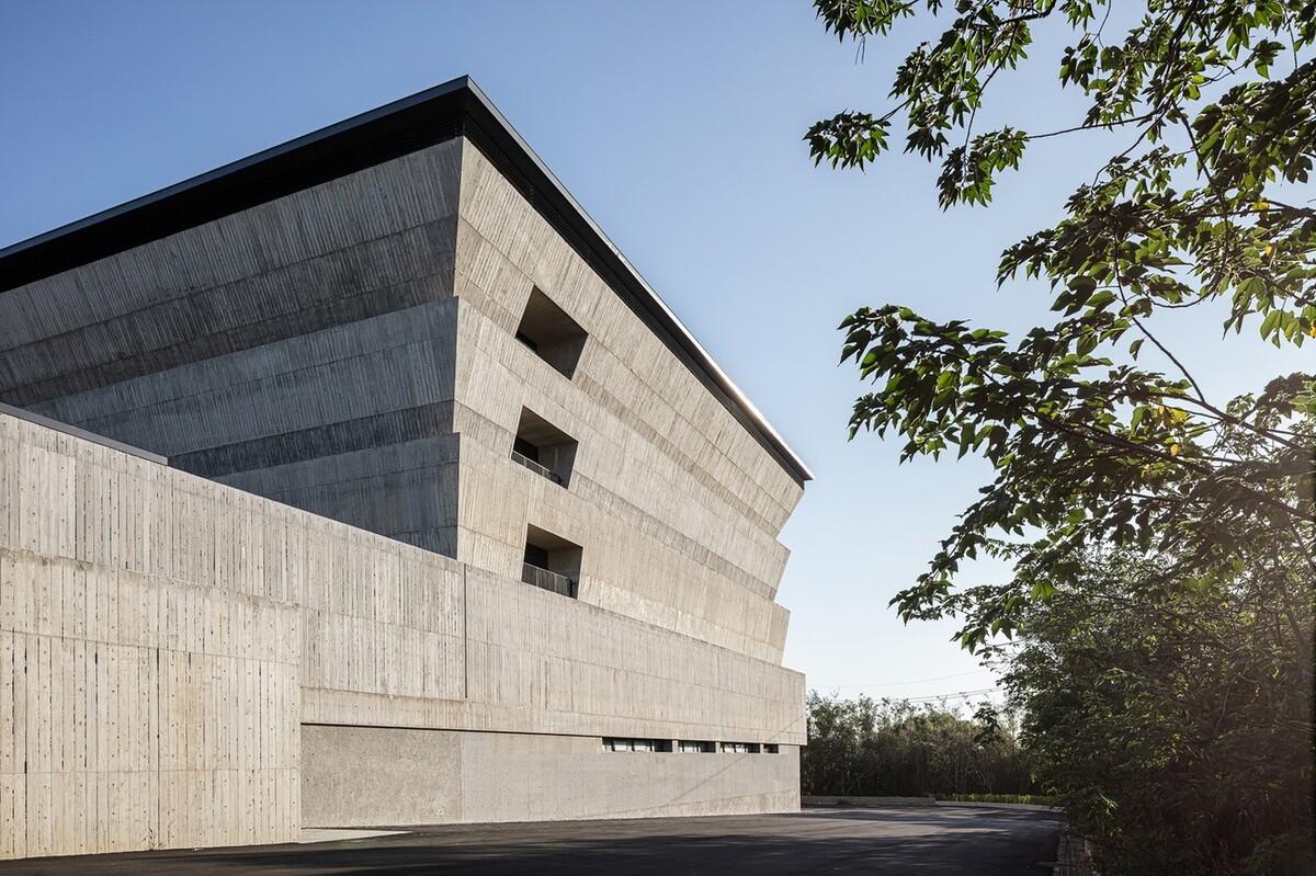 山中骨灰安置所 / Behet Bondzio Lin Architekten