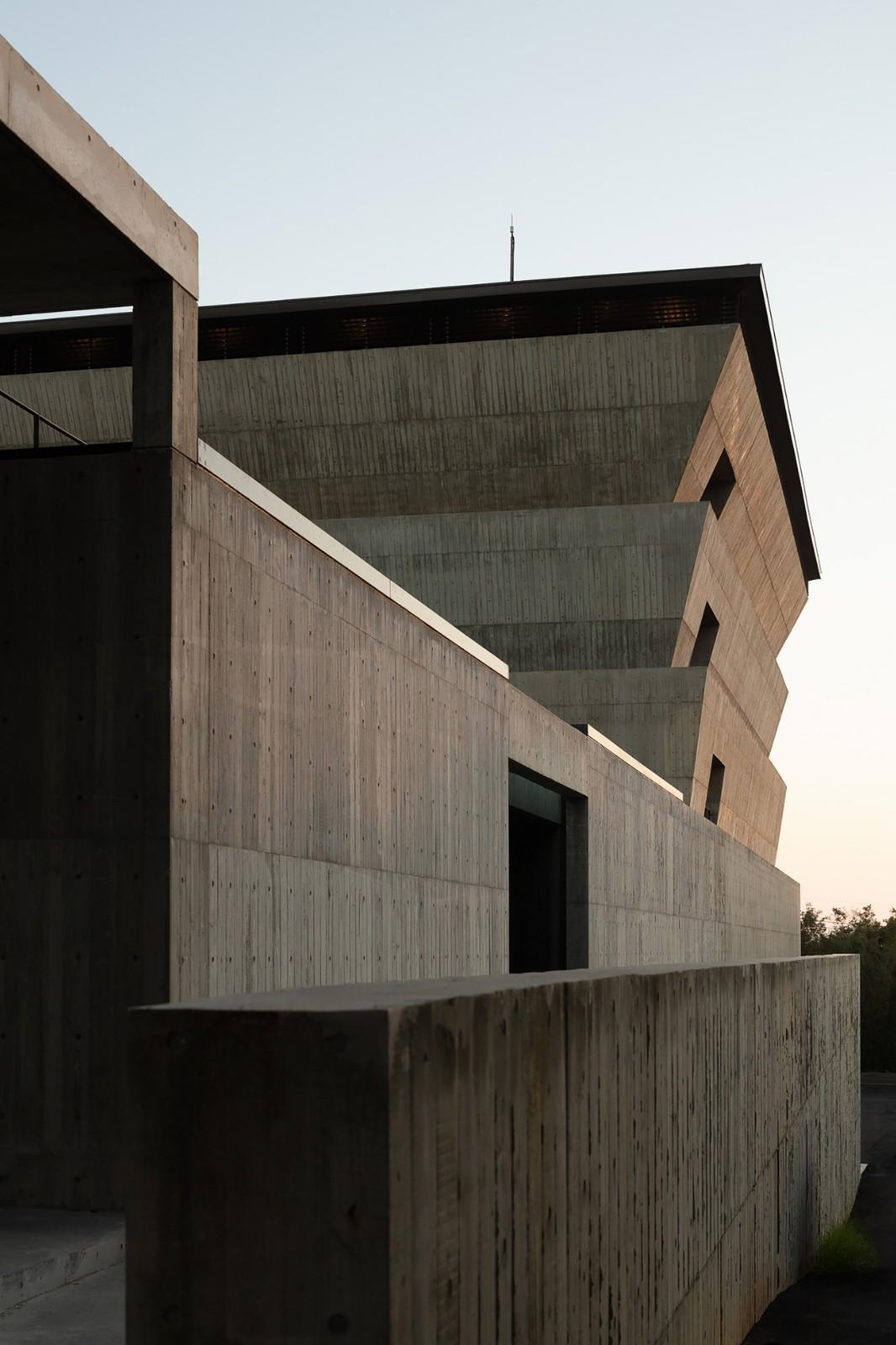 山中骨灰安置所 / Behet Bondzio Lin Architekten