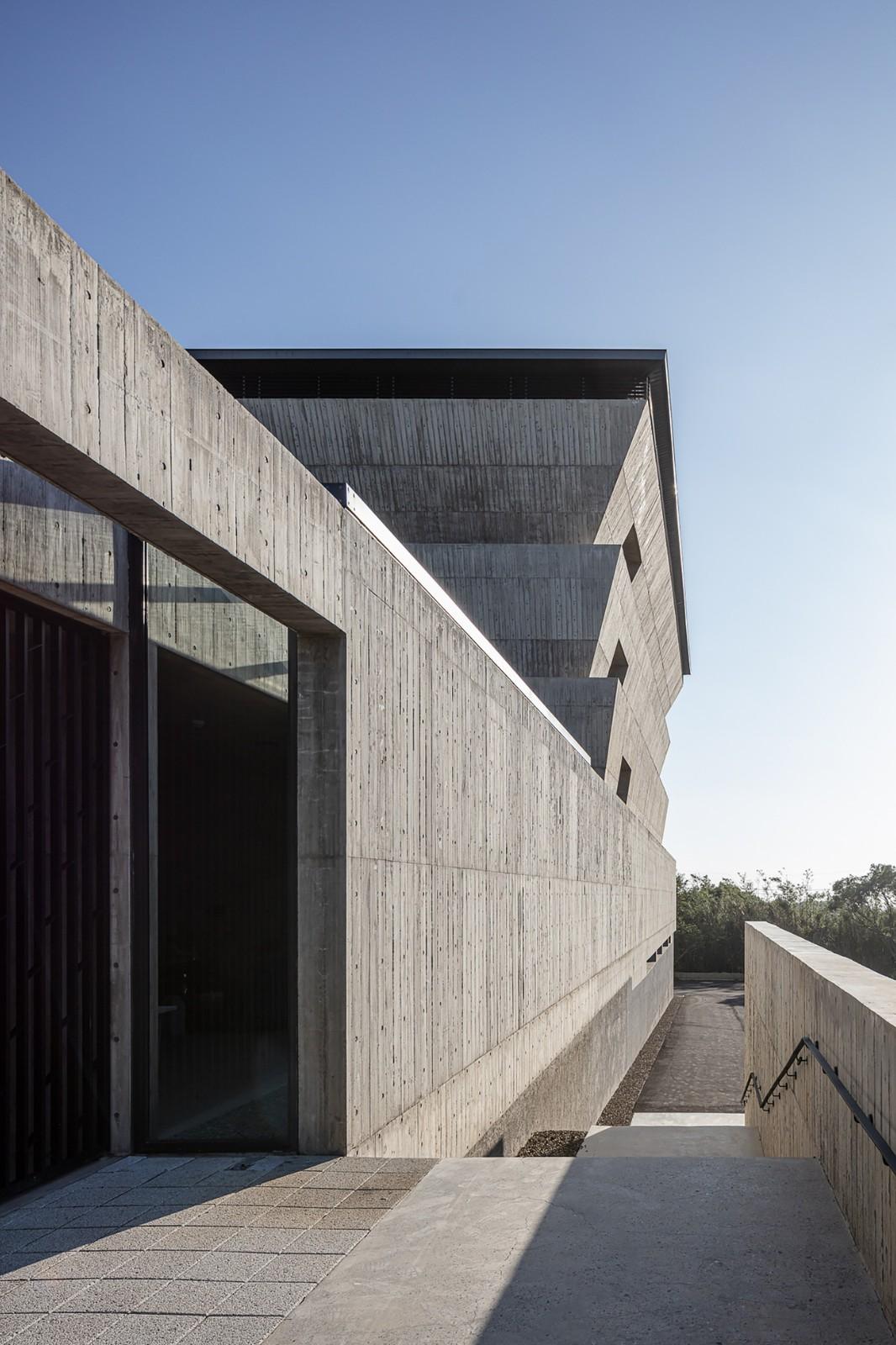 山中骨灰安置所 / Behet Bondzio Lin Architekten