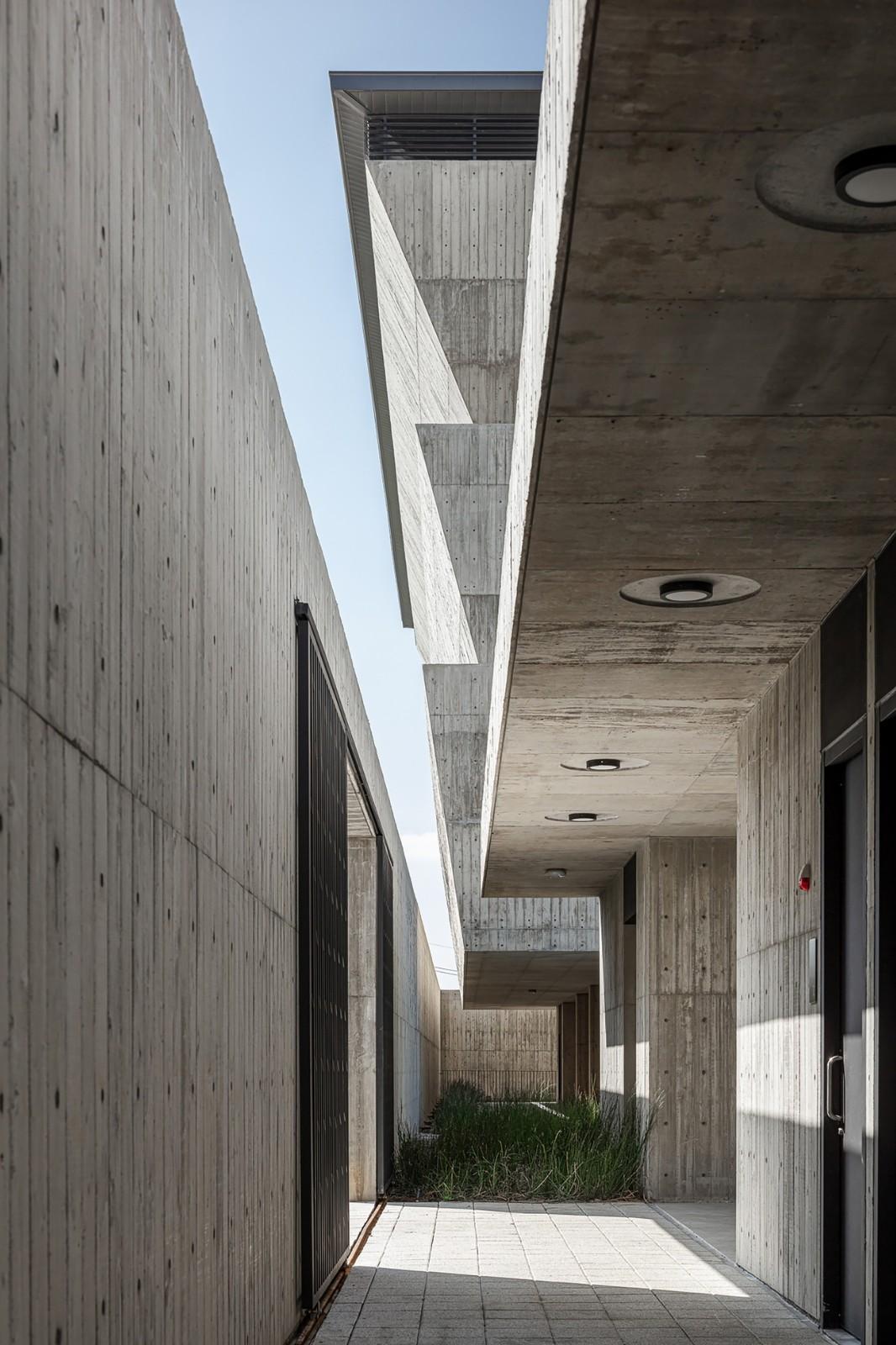 山中骨灰安置所 / Behet Bondzio Lin Architekten