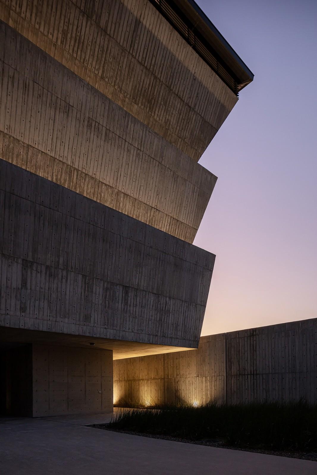 山中骨灰安置所 / Behet Bondzio Lin Architekten