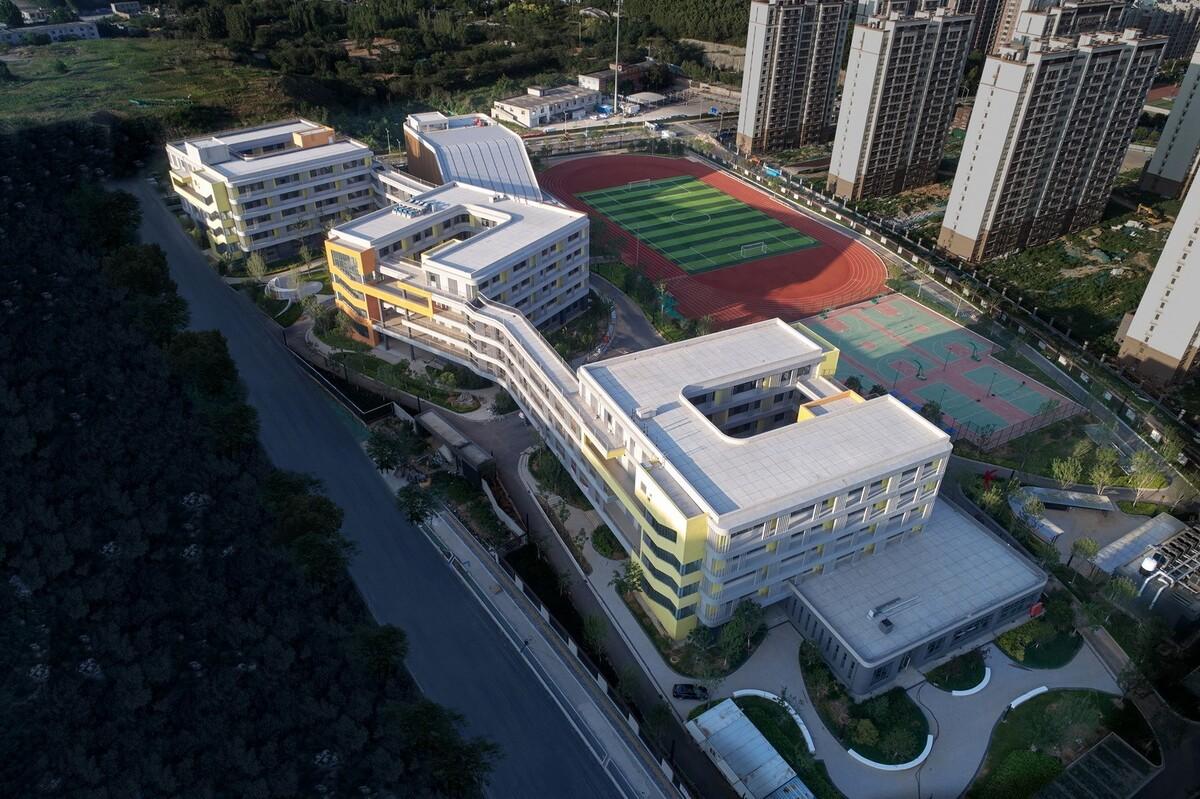 自由理想的“花园城堡” ：济南北康初中教育建筑群落 / UA 尤安设计
