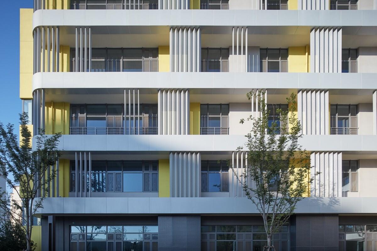 自由理想的“花园城堡” ：济南北康初中教育建筑群落 / UA 尤安设计