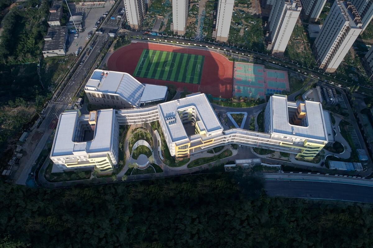 自由理想的“花园城堡” ：济南北康初中教育建筑群落 / UA 尤安设计