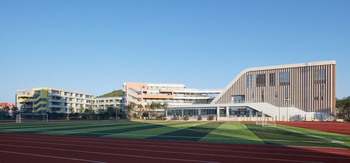 自由理想的“花园城堡” ：济南北康初中教育建筑群落 / UA 尤安设计