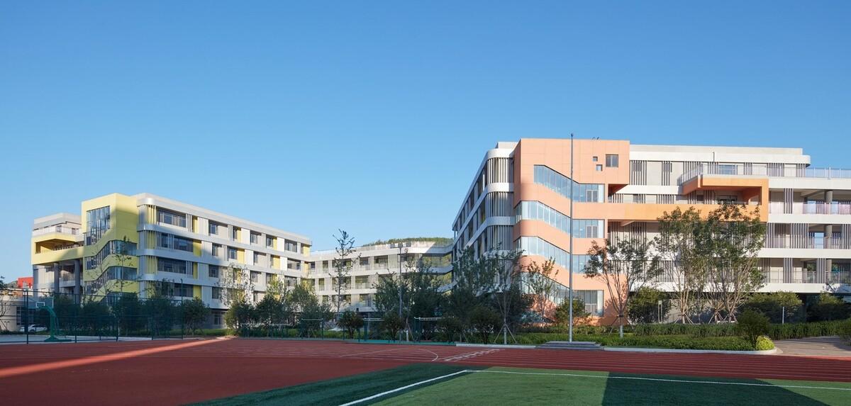 自由理想的“花园城堡” ：济南北康初中教育建筑群落 / UA 尤安设计