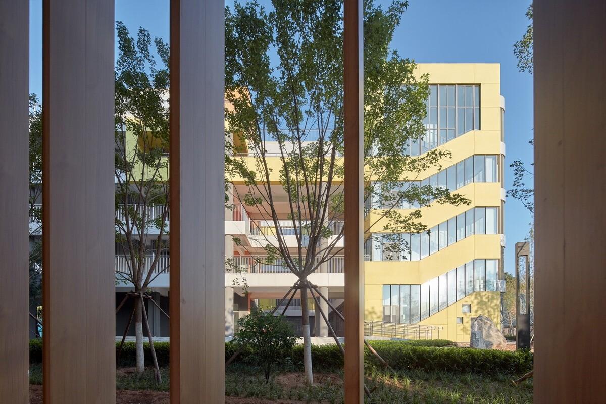 自由理想的“花园城堡” ：济南北康初中教育建筑群落 / UA 尤安设计