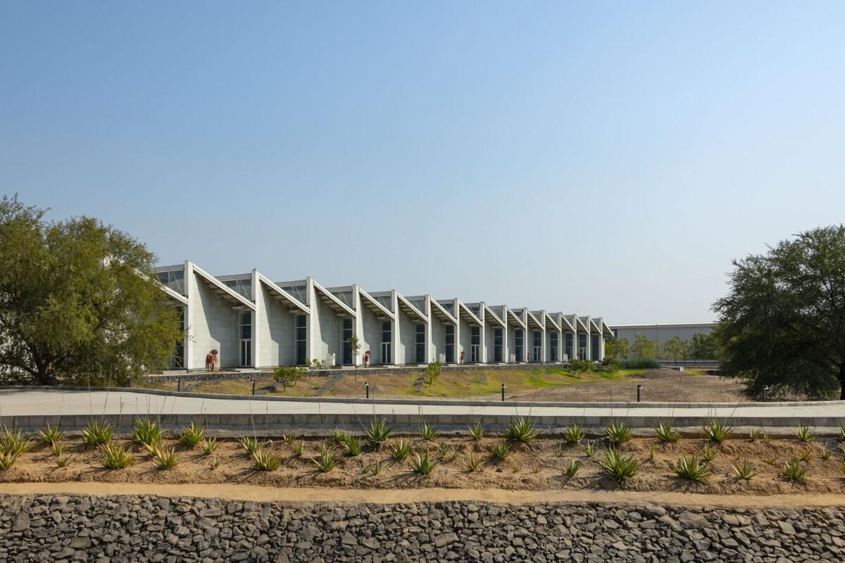 秩序城堡，Sanand 工厂 / Studio Saar