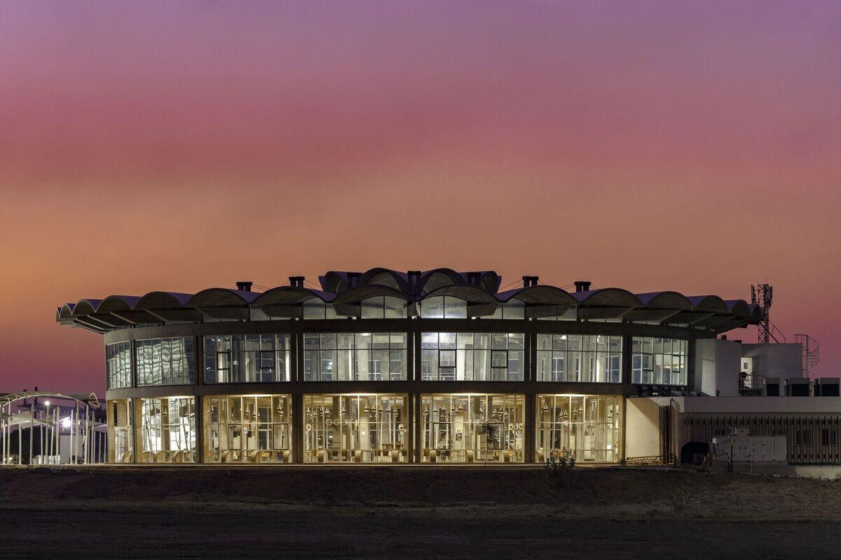 秩序城堡，Sanand 工厂 / Studio Saar