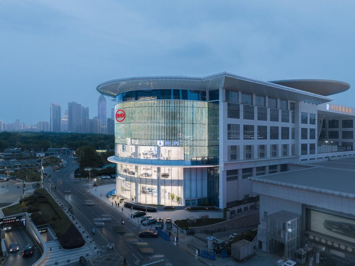 启迪未来 江城地标：武汉比亚迪品牌体验中心 / 成执设计