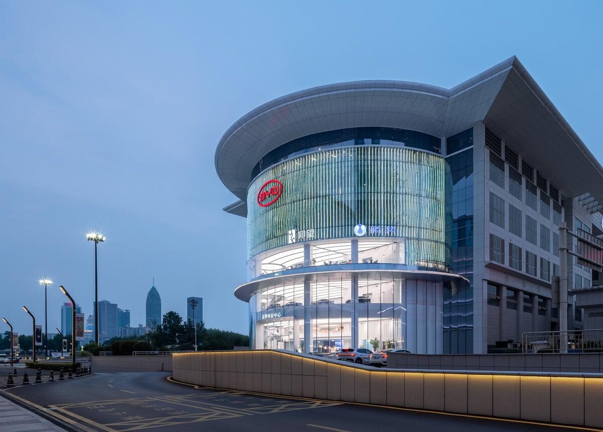 启迪未来 江城地标：武汉比亚迪品牌体验中心 / 成执设计