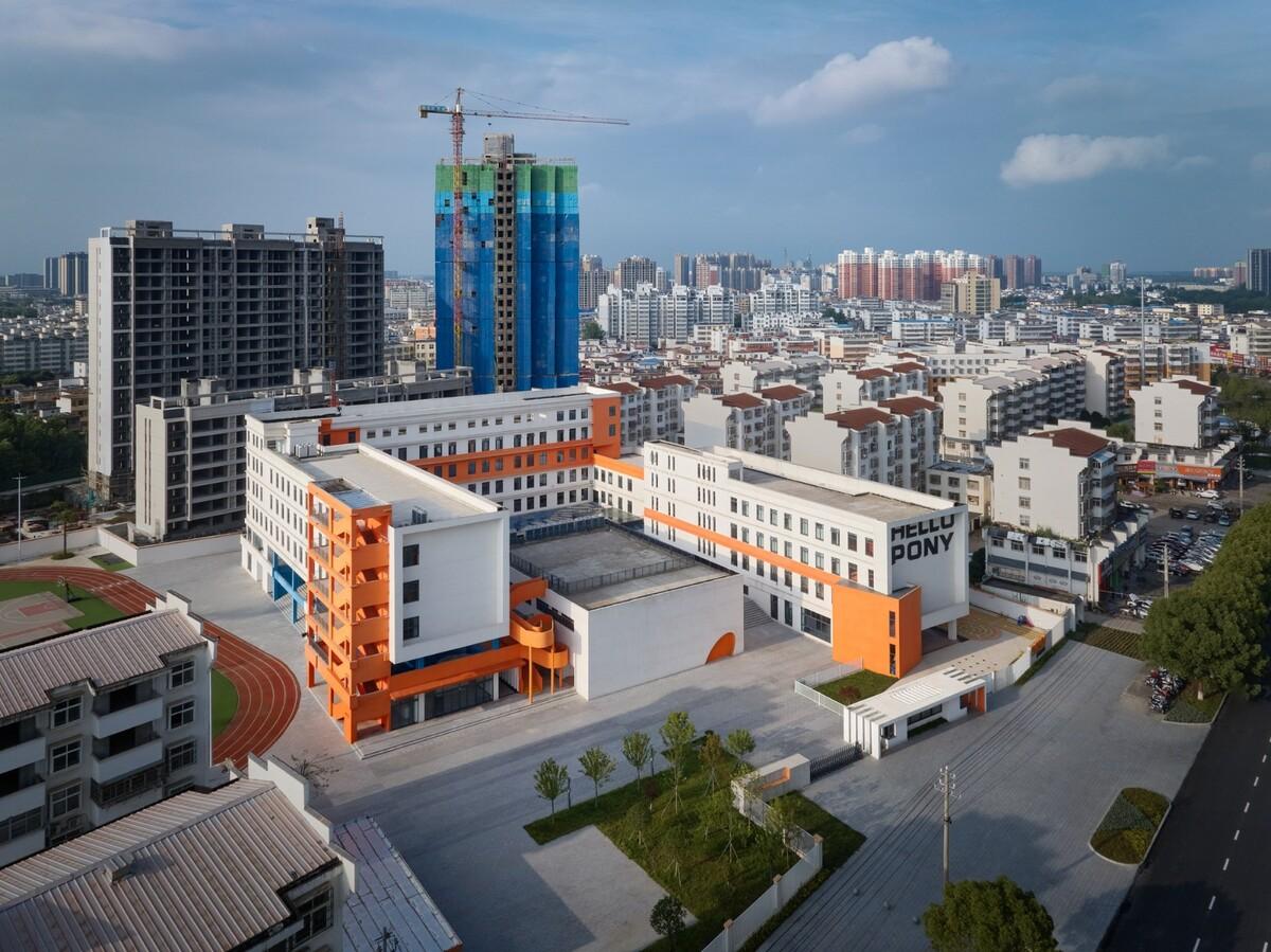 县城里的新学校：送你一匹小马 / 上海立木建筑规划